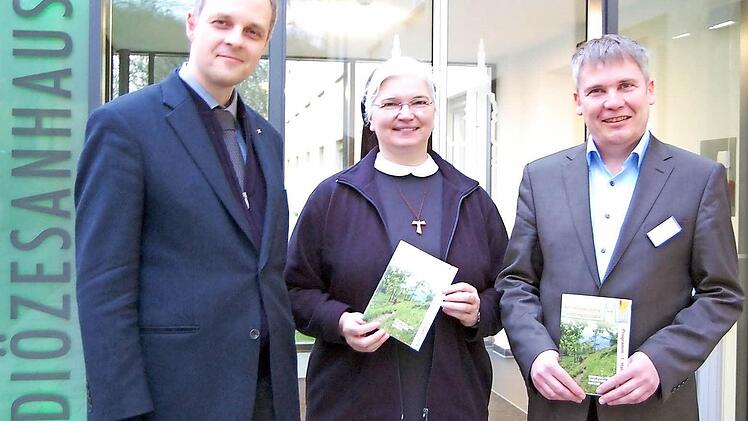 Sie stellten das Halbjahresprogramm der Bildungshäuser Vierzehnheiligen vor (von links): Elmar Koziel, Schwester Christina Schirner und Raimund Hümmer Foto: Andreas Welz