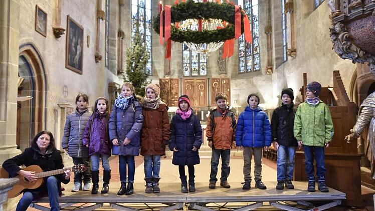 Kinder der Grundschule Königsberg trugen mit ihrer Lehrerin Hanne-Lore Breier in der Marienkirche Weihnachtslieder vor.