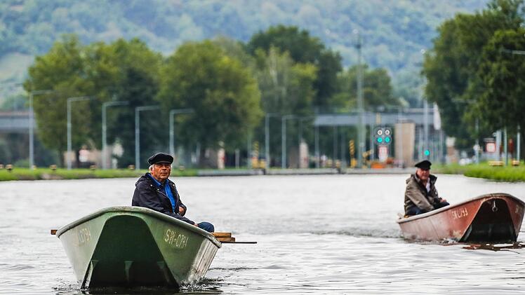 Fischer auf dem Weg zu ihren Reusen in den Buhnenfeldern hinter der Schleuse Marktbreit. Foto: Matthias Hoch