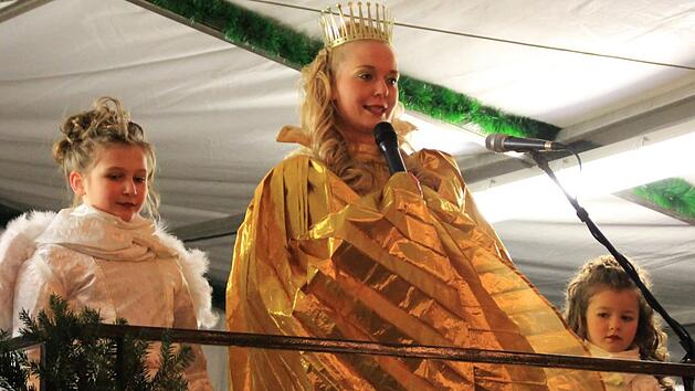 Christkind Anja Stowasser spricht den Prolog, neben ihr die Engel Marie Housa und Nele Schmerler.Foto: Andreas Dorsch