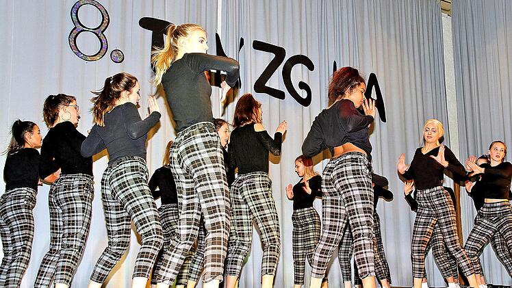 Die große Garde des TV Poppenlauer war nach einem Jahr Pause bei der Tanzgala wieder dabei mit dem Tanz "die Schöne und das Biest - auf der  Suche nach Liebe." Foto: Dieter Britz