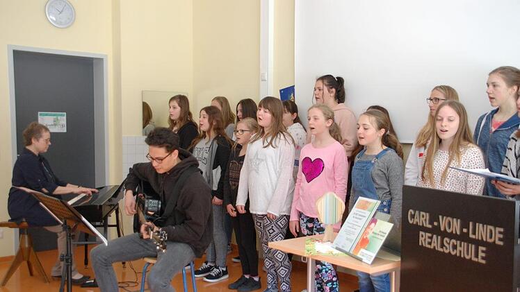 Der Chor unter der Leitung von Frau Axtner sang unter anderem "I have a Dream". Foto: Uschi Prawitz