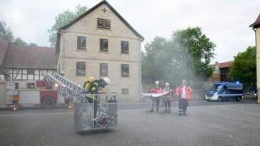 Zum zehnten Mal &uuml;bten Rettungskr&auml;fte aus Schweinfurt im &Uuml;bungsdorf Bonnland. Foto: Feuerwehr Schweinfurt