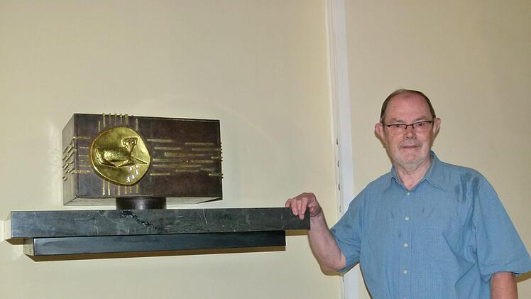 Kirchenpfleger Erich Sperlein zeigt den versetzten Tabernakel aus Bronze mit partiellen Vergoldungen, den der Künstler Alfred Heller geschaffen hat.Foto: mkh