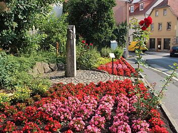 Dieses Blumenbeet am  Ortseingang ist tatsächlich ein Blickfang, erfordert aber einen hohen Pflegeaufwand.Heike Beudert