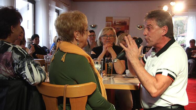 Josef Holzmann schmeichelt der bekannten Weisendorferin Gretl Trebisch.  Fotos: Richard Sänger