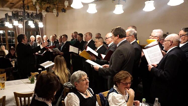 Die Chorgemeinschaft Falkendorf/Kriegenbrunn als Gastchor    Foto: Richard Sänger