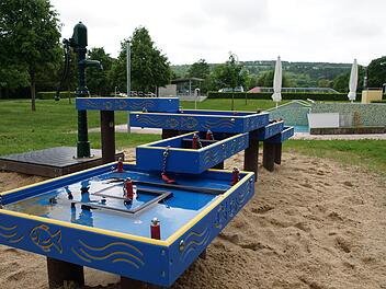 Ein neues Wasserspielgerät steht für die Kinder bereit.Foto: Arkadius Guzy
