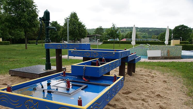 Ein neues Wasserspielgerät steht für die Kinder bereit.Foto: Arkadius Guzy