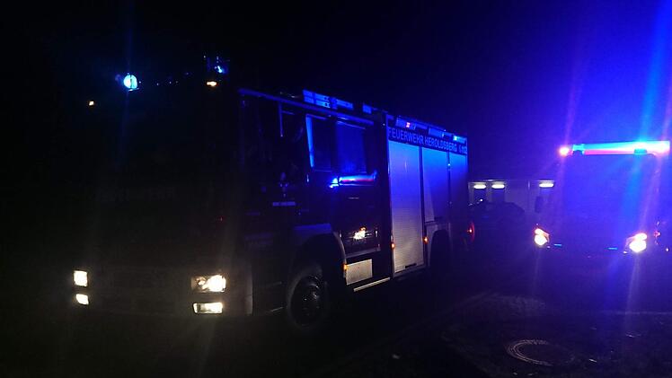 Feuer neben A3: In der Nacht auf Sonntag brannte das erste Auto auf dem Autobahn-Parkplatz "Weißer Graben". Foto: Feuerwehr Heroldsberg
