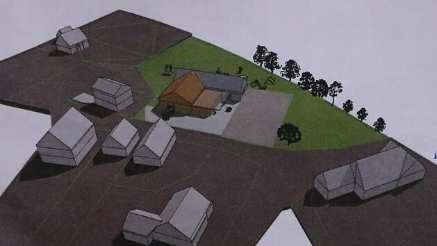 So k&ouml;nnte sich das Dorfgemeinschaftshaus (rotes Dach), hier vom Ruppacher Weg aus ausgesehen, einmal pr&auml;sentieren. Rechts vom Dorfgemeinschaftshaus w&auml;re dann eine gro&szlig;e Freifl&auml;che vorhanden. Helmut Will