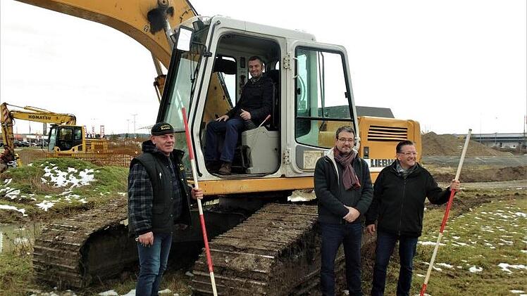 Dr. Florian Heyder darf beim Spatenstich selber auf dem Bagger Platz nehmen. Mit ihm freuen sich (von links) Erdarbeiten-Fachmann Georg Kaiser, Unternehmer Christian Wrede und B&uuml;rgermeister Karsten Fischkal.  Foto: Britta Schnake