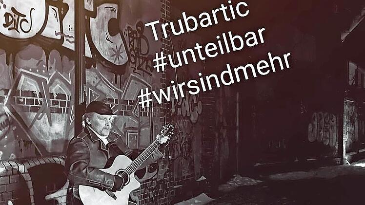 Der Oldenburger K&uuml;nstler &bdquo;Trubartic&ldquo; wird am 24. Oktober im Kronacher Caf&eacute; Kitsch bei den &bdquo;Omas und Opas gegen Rechts&ldquo; Lieder gegen Menschenverachtung spielen.