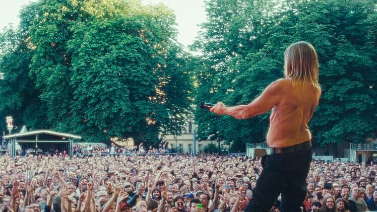 Fans stoppen gerne mit, wie lange es dauert, bis sich Iggy Pop obenrum frei macht.