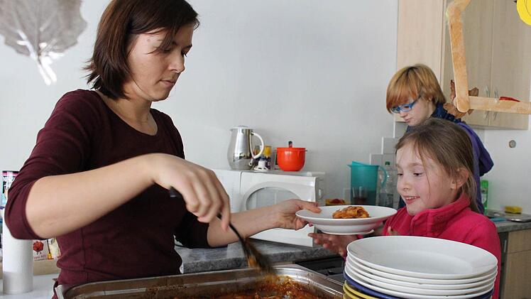 Anja Kleine verteilt das Mittagessen an die "Wilde Bande".