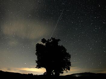 Ähnlich wie in dieser Nachtaufnahme prasseln Meteore auf die Erde ein und sind als Sternschnuppen am Himmel zu sehen. Symbolbild: Marcus Führer/dpa