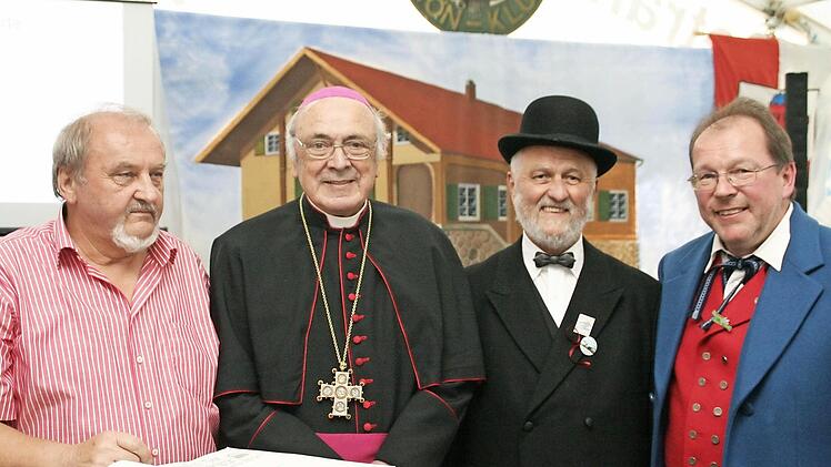 Thomas Hammelmann (rechts) ernannte Bischof Bauer zum Ehrenmitglied und zeichnete Klaus Dörner (links) und Peter Krug (2. von rechts) für 40 Jahre Mitgliedschaft aus.