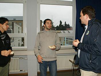 Wahab und Tschawad aus Syrien bewiesen Lions-Präsident Alexander Ambros im Gespräch, wie gut sie schon Deutsch gelernt haben. Sie bedankten sich mehrfach für die Unterstützung durch den Lions-Club. Foto: Sabine Weinbeer