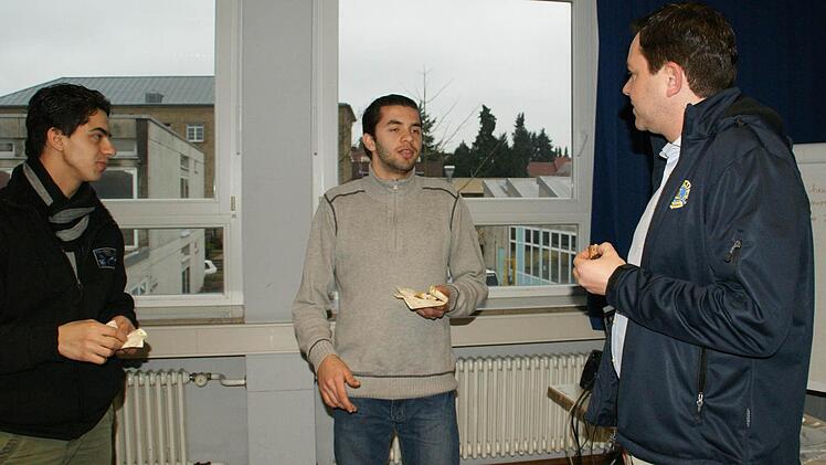 Wahab und Tschawad aus Syrien bewiesen Lions-Präsident Alexander Ambros im Gespräch, wie gut sie schon Deutsch gelernt haben. Sie bedankten sich mehrfach für die Unterstützung durch den Lions-Club. Foto: Sabine Weinbeer