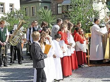 Zwei Altäre waren in Kulmbachs Innenstadt aufgebaut, einer davon am Marktplatz. Fotos: Sonja Adam