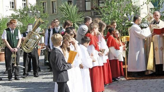 Zwei Altäre waren in Kulmbachs Innenstadt aufgebaut, einer davon am Marktplatz. Fotos: Sonja Adam