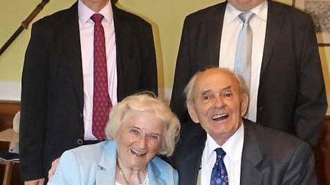 Das Eiserne Paar Ursel und Erwin Rohde mit (stehend v. l.) Bürgermeister Franz Uome und stellvertretenden Landrat Dieter Schaar. Foto: kpw