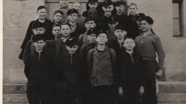 Als Junge (rechts unten) wurde er zur Hitlerjugend gezwungen. Foto: Privat