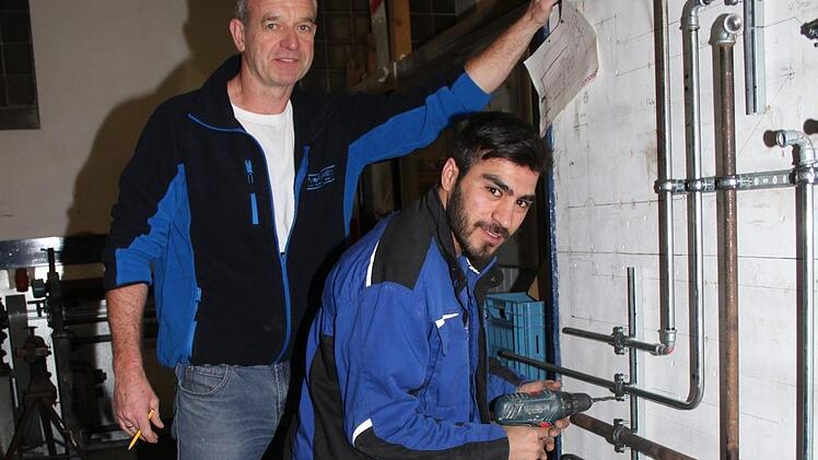 Alexander Meile versuchte, Saheel (25) auszubilden. Mitten in der Ausbildung wurde die Duldung widerrufen - der Afghane saß in Abschiebehaft und wird wohl heute nach Kabul zurückgeflogen.  Foto: Sonny Adam