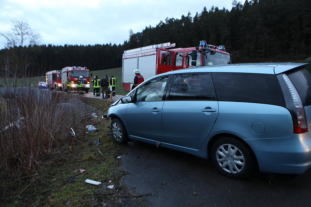 Auto stürzt nach Auffahrunfall bei Ansbach beinahe in Klärbecken