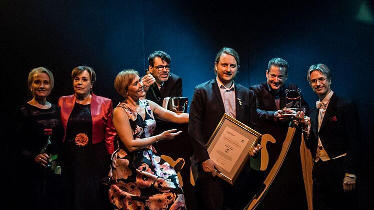 Der Operetten-Abend "Wir laden gern uns Gäste ein" bildete den festlichen Rahmen für die Verleihung der Auszeichnung "Operetten-Frosch" des Bayerischen Rundfunks an das Landestheater Coburg.Foto: Jochen Berger