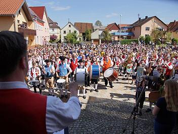 27 Musikkapellen spielten am Platz vor der Pfarrkirche in Großwenkheim auf. Fotos: Anton Then