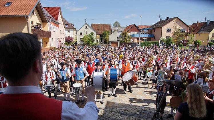 27 Musikkapellen spielten am Platz vor der Pfarrkirche in Großwenkheim auf. Fotos: Anton Then