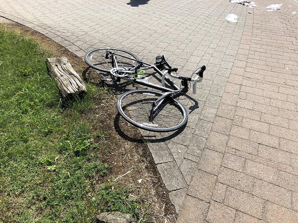Skoda erfasst Rennradfahrer