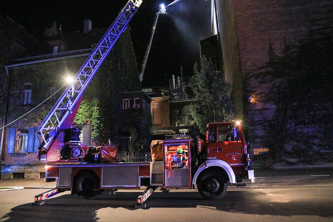 Malzfabrik Weyermann in Bamberg in Flammen: Einsatzkräfte kämpfen vor Ort gegen den Brand