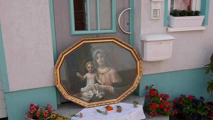 Zur Schwedenprozession wird der Prozessionsweg von Anwohnern festlich mit Blumen und Mariendarstelungen geschmückt.Heike Beudert