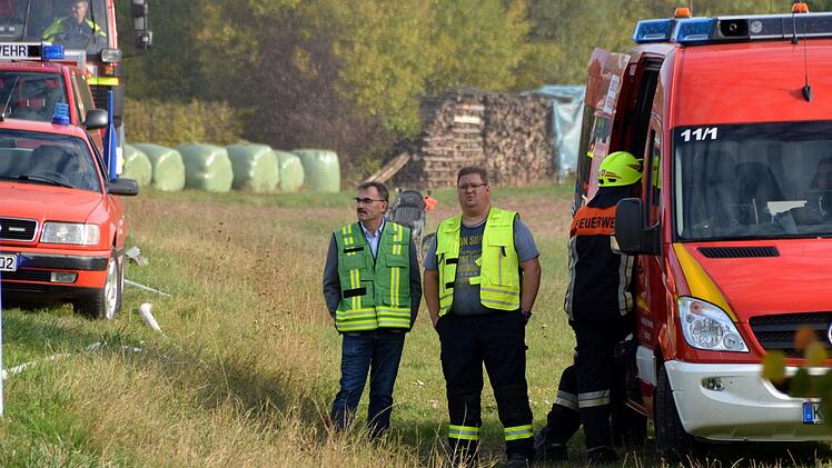 Zur Großübung auf einem Nüdlinger Aussiedlerhof wurden insgesamt sechs Wehren nach Nüdlingen gerufen.  Foto: Peter Rauch