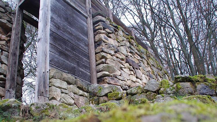 Das rekonstruierte Mauerwerk der Heunischenburg bei Gehülz. Fotos: Marco Meißner
