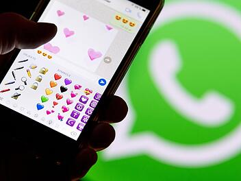 Wer eine bereits versendete Nachrichten in WhatsApp wieder löschen will, hat dafür etwas mehr als eine Stunde Zeit.  Symbolbild: Fabian Sommer/dpa