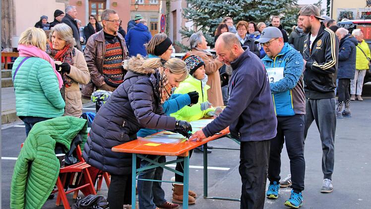 Auch Charlie Friedel (dritter von rechts), dessen Kinderhaus durch den  Spendenlauf unterstützt werden soll, lief mit und ließ sich seine Runden  abstempeln. Foto: Dieter Britz