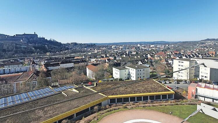 Schon beim Blick aus dem Klinikum-Fenster merkt man, wie sich das Leben in Kulmbach in Zeiten der Corona-Krise verändert. Foto: Christine Fischer