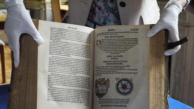 Die Lutherrose (rechts) war eines des ersten Copyright-Zeichen und sollte Martin Luthers Übersetzung der Bibel schützen.