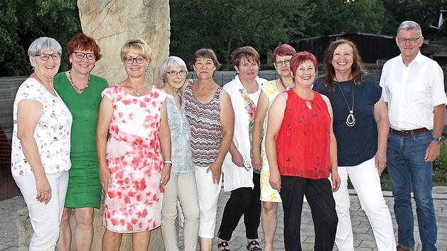 Seit der Gr&uuml;ndung der B&uuml;cherei immer dabei (von links): Elke K&ouml;hler, Andrea M&ouml;hrlein, Maria Zimmermann, Karin Krisl, Ulrike G&auml;rber, Heidi Herderich, Karin Wolf, Marga Weidner, B&uuml;chereileiterin Irene Stumpf, Erster B&uuml;rgermeister Wolfgang M&ouml;hrlein  Foto: pr