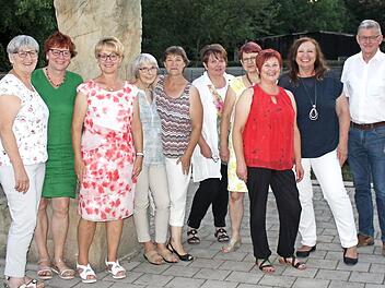 Seit der Gründung der Bücherei immer dabei (von links): Elke Köhler, Andrea Möhrlein, Maria Zimmermann, Karin Krisl, Ulrike Gärber, Heidi Herderich, Karin Wolf, Marga Weidner, Büchereileiterin Irene Stumpf, Erster Bürgermeister Wolfgang Möhrlein  Foto: pr