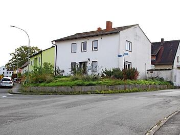 Dieses Haus an der Ecke Bechhofener Weg/Egerlandstraße in Höchstadt-Süd steht seit Jahren leer. Jetzt soll es abgerissen und durch ein Mehrfamilienhaus ersetzt werden.  Foto: Andreas Dorsch