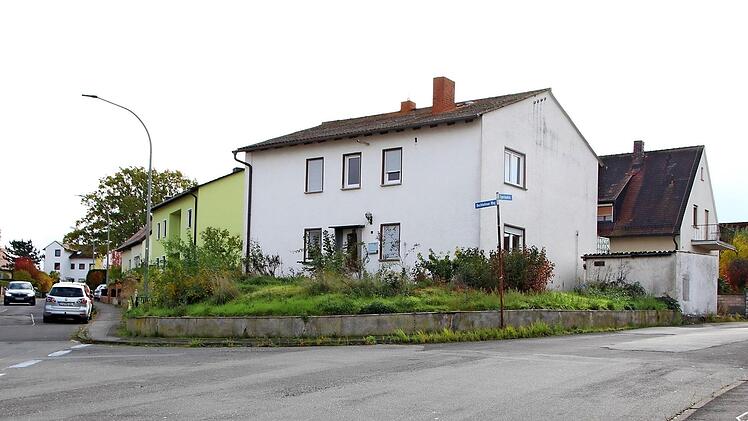 Dieses Haus an der Ecke Bechhofener Weg/Egerlandstraße in Höchstadt-Süd steht seit Jahren leer. Jetzt soll es abgerissen und durch ein Mehrfamilienhaus ersetzt werden.  Foto: Andreas Dorsch