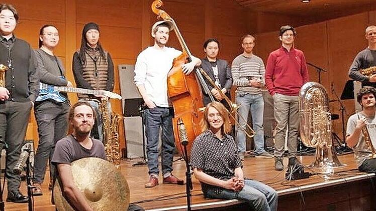 Auch zwei Musiker aus der Mongolei gehören zu Martin Zenkers Ensemble.