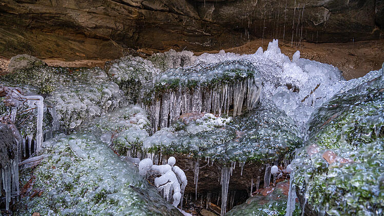 Wasserfall eingefroren: Minusgrade sorgen für eisige Kulisse