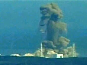 Nachdem Tsunamiwellen das K&uuml;hlsytem au&szlig;er Kraft gesetzt hatten, kam es in den Reaktoren eins, zwei und drei zu Kernschmelzen und Explosionen. Hunderttausende wurden evakuiert, doch viele sind nach einer Dekontaminierung zur&uuml;ckgekehrt.