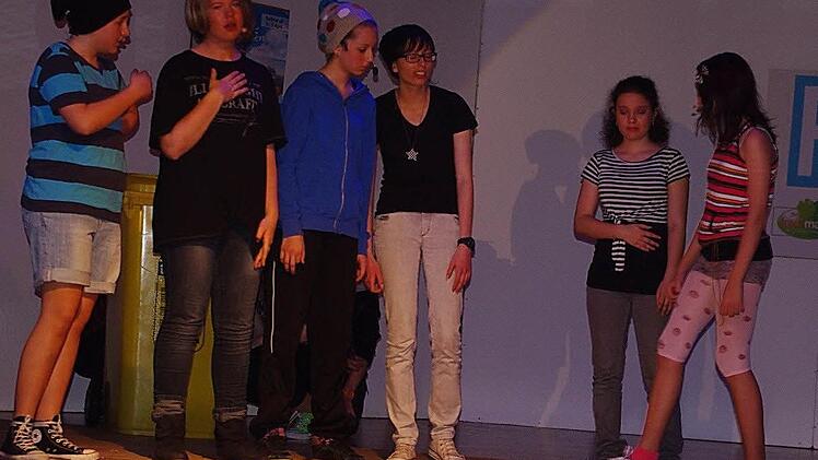 Leonardo - alias Doris Schuster - (Zweite von links) erhält vom "Club der Loser" Hilfe bei der Suche nach dem magischen Amulett.   Foto: Heike Schülein