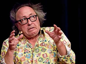 Willkommen im Land der Jammerer und Zauderer: Urban Priol nimmt bei seinem Gastspiel in Coburg laienhafte Politiker-Darsteller und verzagte Wähler gleichermaßen satirisch ins Visier.  Fotos: Jochen Berger